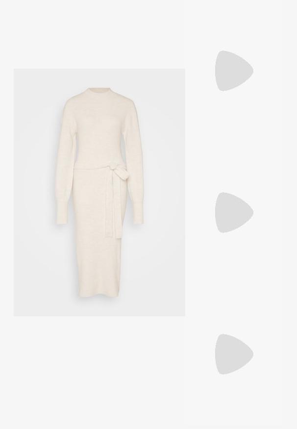 Vestito in maglia di colore avorio con maniche lunghe, colletto alto e un dettaglio con cintura annodata in vita, caratterizzato da una silhouette aderente.; Stivali da cowboy in pelle marrone con punta affusolata e tacco a blocco, caratterizzati da dettagliati ricami e accenti rialzati sul gambale.; Tre paia di occhiali da sole rettangolari: uno rosa, uno bianco e uno nero. Tutti hanno lenti scure e una montatura in plastica lucida.; Orecchini a cerchio in oro con una finitura liscia e lucida. Design circolare con un piccolo perno e una chiusura trasparente per un indosso sicuro.