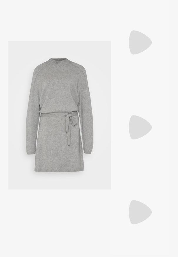 Szürke kötött pulóverruha hosszú ujjakkal, kerek nyakkal és derékban megkötős övvel. Puha tapintású, bordás mandzsettákkal és aljjal.; Fekete bőr bokacsizma négyzetes orral, oldalsó cipzárral és tömbsarkal, egyszínű világos háttér előtt.; Fekete bőr bevásárlótáska sima textúrával, strukturált formával, két fogantyúval és egy figyelemfelkeltő ezüst csattal az elején.; Ezüst virágformájú fülbevalók, texturált felülettel, hosszú akasztókkal és szirmokra hasonlító részletekkel az összetett dizájn érdekében.