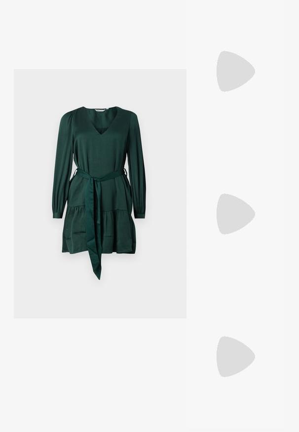 Žalia ilga rankovė suknelė iš minkštos, tekstūruotos medžiagos. Turinti V formos iškirptę, raištį juosmens srityje ir sluoksniuotą sijoną. Paprastas, elegantiškas dizainas.; Juodas lakuotas odinis batelis su smailiu pirštu, kulkšnies dirželiais su sidabrinėmis sagtimis ir detalėmis, bei plonu kulnu.; Aukso metalinės rankinės su struktūrizuotu dizainu, lygaus paviršiaus ir reguliuojama dirželiu. Pasižymi unikaliu trikampiu pavidalu ir minimalizmu siuvinėjime.; Auksinės auskarai, turintys tekstūruotus, bangų formos elementus. Įeina skulptūriniai segami auskarai ir atviri lankai su išmuštu paviršiumi.