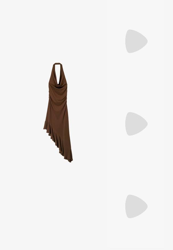 Robe brune asymétrique avec un décolleté halter, un buste drapé et un ourlet à volants, fabriquée dans un tissu lisse et élastique.; Escarpins en cuir verni noir avec bout pointu et talon bloc géométrique. Présente un design élégant et minimaliste ainsi qu'une texture lisse.; Sac hobo en cuir noir avec une texture lisse, une forme incurvée et une seule sangle réglable ; dispose d'une large ouverture en haut.; Boucles d'oreilles en or avec une finition lisse et polie. Doté d'une forme en demi-cercle et d'une fermeture à tige sécurisée.