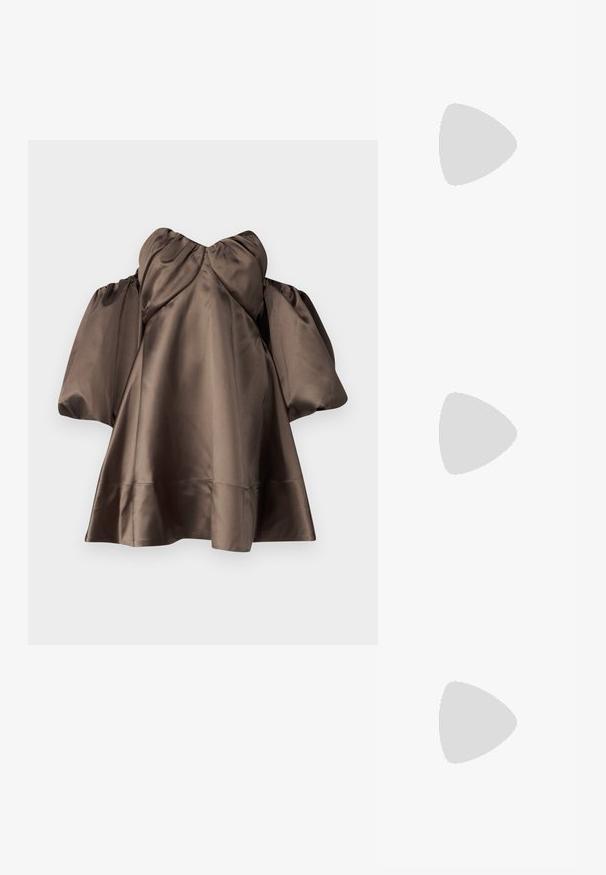 Καφέ σατέν τοπ με στριμμένο μπούστο, φουσκωτά μανίκια και φαρδύ στρίφωμα. Η επιφάνεια είναι λεία με γυαλιστερό φινίρισμα.; Μαύρο παπούτσι slingback με αιχμηρή μύτη και χαμηλό τακούνι, κατασκευασμένο από λείο δέρμα με σχέδιο κοπής στη πλευρά για αερισμό.; Μαύρη δερμάτινη τσάντα ώμου με λείο υφάσμα, καμπυλωτή σιλουέτα και χρυσές μεταλλικές λεπτομέρειες. Διαθέτει ανάγλυφο λογότυπο της μάρκας στη βάση.; Χρυσά στρογγυλά σκουλαρίκια με λείες, καμπύλες γραμμές. Κατασκευασμένα από μέταλλο, διαθέτουν κομψό φινίρισμα και κλείσιμο με βίδα.