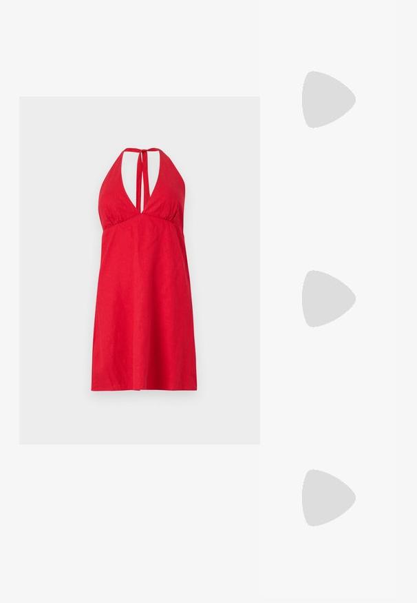 Vestido halter vermelho com decote profundo, alças ajustáveis e um tecido leve. Design simples, até ao joelho, com uma textura lisa.; Sapatos de salto alto metálicos dourados, com biqueira em ponta e salto grosso. Textura suave, design minimalista e uma tira estreita.; Bolsa de couro preta com forma curva, alça destacável e detalhes em dourado. A bolsa possui uma aba com detalhe de fivela.; Brincos de argola dourados com um formato irregular e texturizado. Apresentam um fecho sem emenda e um acabamento polido, destacando um design moderno.