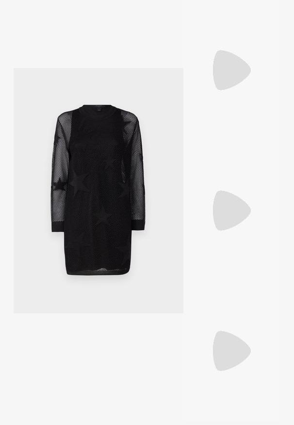 Svart mesh-kjole med lange ermer, rund hals og stjernemønster over hele plagget. Stoffet er lett og pustende.; Svart spiss tå slingback-sko med lav hæl, laget av jevnt skinnmateriale og med utskåret design på siden for pusteevne.; Svart lær skulderveske med en myk tekstur, trekantet form og justerbar stropp, kombinert med en lyseblå stripete skjorte og hvite bukser.; Sølvøreringer med en jevn, buet design. Har en blank metallisk finish og en studlås. Ingen synlige mønstre eller aksenter.
