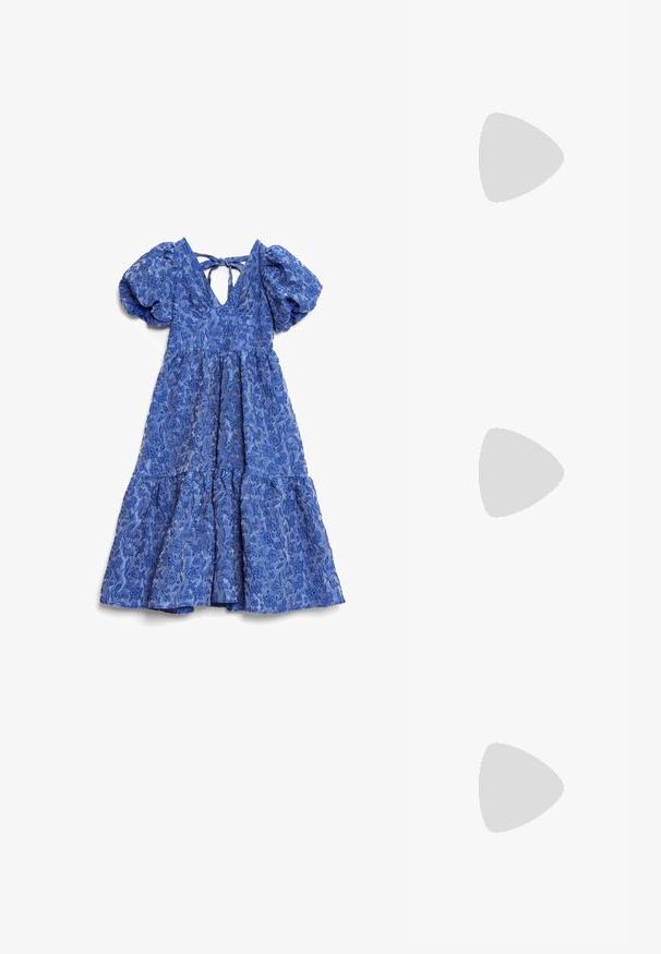 Blå blomstret kjole med pufferm, V-hals og knytebak. Har teksturert stoff med lagdelte volanger og en luftig silhuett.; Sorte skinnkne-høye støvler med spiss tå og høye stiletthæler. Glatt tekstur og elegant design, med minimal detaljering.; Gull clutch-veske med en jevn metallisk finish, rektangulær form og en enkel lås. Ingen synlige mønstre eller dekorasjoner.; Øreringer i gulltone laget av metall, med en glatt, avrundet trikantform og stift-bakdesign; reflekterende overflate med minimal detaljer.