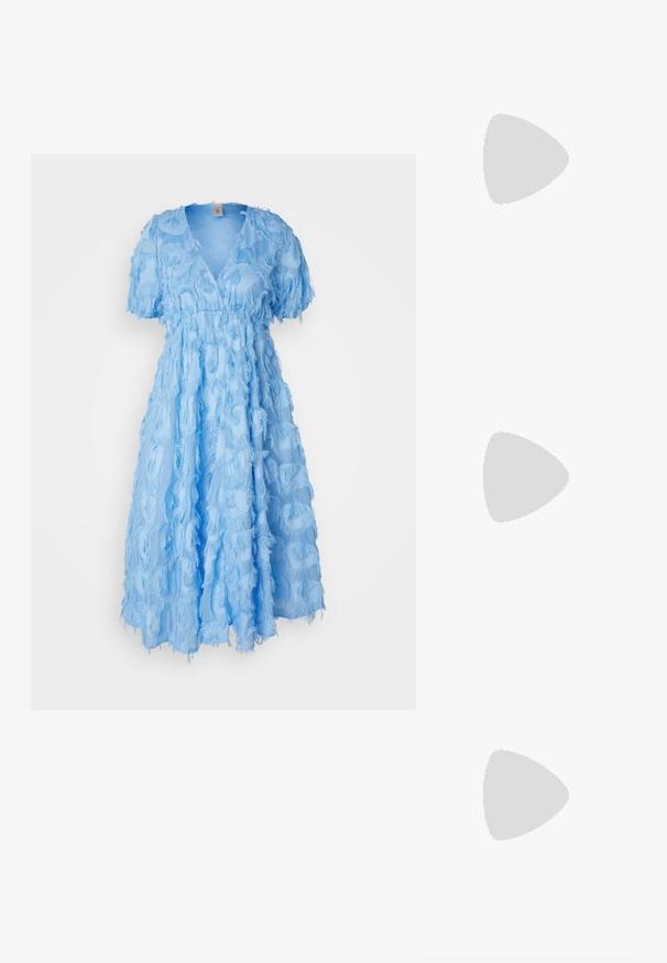 YAS Petite YASPAZYLLA MIDI DRESS SHOW  - Kokteilinė suknelė / vakarėlių suknelė - alaskan blue; Juodos lakuotos odinės šlepetės su smailiu pirštu ir geometriniu bloko kulnu. Turi elegantišką, minimalistinį dizainą ir lygų paviršių.; Sidabrinė metalinė rankinė su struktūrizuota forma, turinti viršutinę rankeną ir kaspiną priekyje. Lygi tekstūra, atspindinti apdaila.; Sidabrinis dvigubas žiedas su lygiu, poliruotu paviršiumi. Pasižymi sklandžiu, kreiptu dizainu su persipinančiomis dalimis, suteikiančiomis modernų išvaizdą.