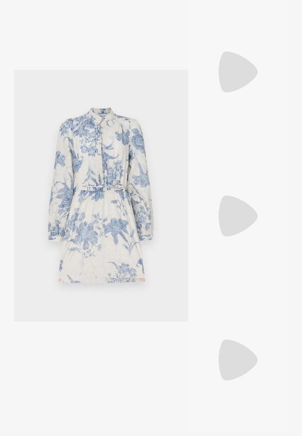 Vestido de estampa floral com mangas longas, gola, fecho frontal com botões, cintura ajustada e tecido leve em tons de azul e branco.; As sandálias de salto alto pretas apresentam tiras finas com um design em nó, uma biqueira quadrada lisa e um elegante salto agulha.; Bolsa metálica cinza claro com uma alça de corrente, adornada com pequenos rebites metálicos circulares e um logótipo triangular da marca.; Brincos de argola prateados com um acabamento suave e brilhante. Forma arredondada, design leve, com fecho de pino.