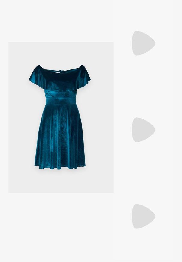 Tölgyzöld bársonydressz, vállra sosem jövő fodros dekoltázzsal, szűk szabású testtel és bővülő szoknyával. Simább textúra, finom fényű.; Hegyes orrú magassarkú cipő ezüst, arany és púder színkombinációval. Fényes felületű, kivágott dizájnnal, stiletto sarokkal.; Ezüst fémes anyagú tasak táska, puha, lekerekített formával és csomós záródással a tetején. Simító műbőrből készült.; Ezüst karika fülbevalók csavart kialakítással, fényes felülettel és fülbevaló tűzáras zárással. Átmérőjük körülbelül 3 cm.