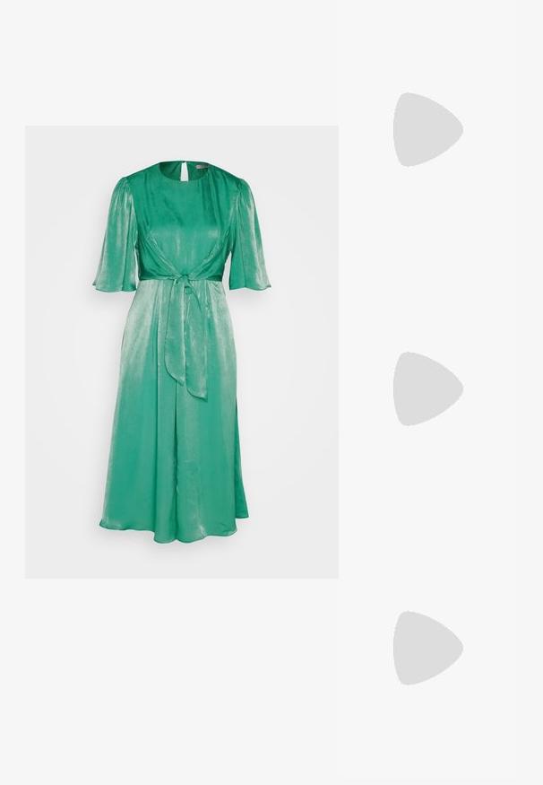 Grünes Satin-Midikleid mit rundem Ausschnitt, kurzen Schmetterlingsärmeln, einer gebundenen Taille und einem fließenden Rock mit seitlichen Schlitzen.; Weiße Slingback-Absätze mit spitzer Zehenpartie, glattem Obermaterial, niedrigem Blockabsatz und seitlichem Ausschnitt-Design mit verstellbarem Schnallenriemen.; Runde Sonnenbrillen mit dunklen Gläsern und goldenen Rahmen. Das Modell trägt eine hellblaue, gerippte Strickjacke mit Knöpfen und weißen Kontrastärmeln.; Michael Kors Clutch in beige beschichtetem Canvas mit einem wiederholten MK-Logo-Muster, goldfarbener hardware und einem abnehmbaren Kettenriemen.