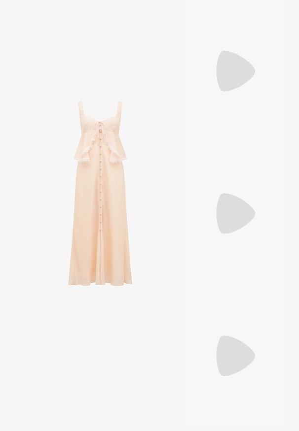 Forever New LILIAN TRIM OVERLAY MIDI - Rochie cocktail/Rochie petrecere - pale pink; Botine negre din piele lacuită, cu vârful ascuțit și toc bloc de înălțime medie. Textură netedă și design minimalist.; Genți negre cu o formă structurată, textură netedă și un închizător metalic. Asortată cu pantaloni negri largi și sandale cu vârf deschis pe un podea din lemn.; Set de cercei aurii, cu diverse designuri, inclusiv cercei tip stud, cercei hoop și cercei lungi cu perle și strassuri.