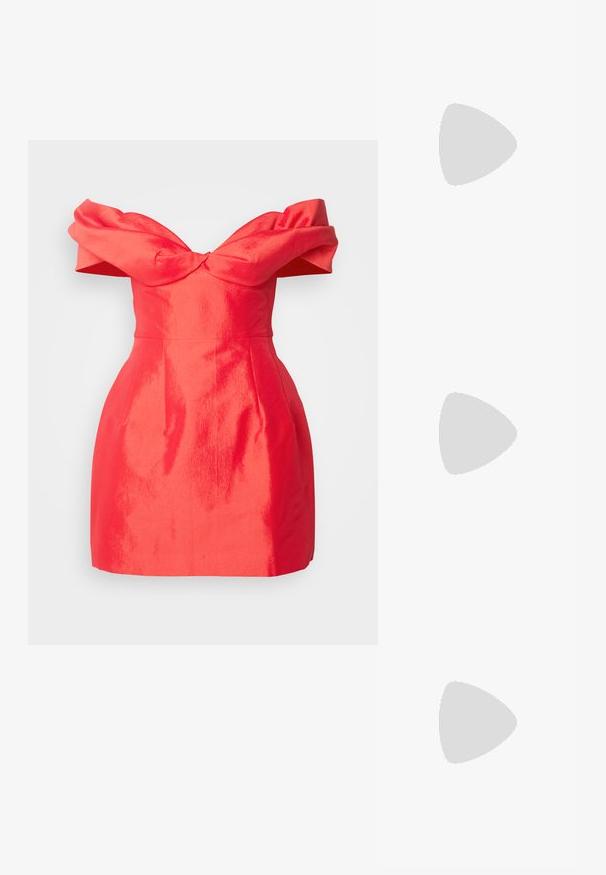 Piros, váll nélküli ruha, strukturált felsőrésszel, formálisan kialakított dekoltázzsal, sima selyemtextúrával és testhez álló szoknyával.; Fekete bőr slingback magassarkúk, hegyes orral, vékony sarkakkal és arany színű részlettel a állítható pánton. Simа felület.; Fekete bőr kézitáska, strukturált dizájnnal, rövidített formával, felső fogantyúval és arany színű kiegészítőkkel. Állítható vállpánt is tartozik hozzá.; Ezüst karika fülbevalók sima, fényes felülettel. Lekerekített forma, könnyű kialakítással, tűs zárómechanizmussal.