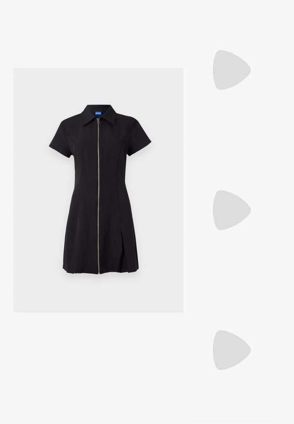 Schwarzes Kleid mit kurzen Ärmeln, Frontreißverschluss, Kragen und seitlichem Schlitz. Aus glattem Stoff gefertigt, mit einem dezenten Logo auf der Brust.; Schwarzer spitz zulaufender Slingback-Schuh mit niedrigem Absatz, der aus glattem Leder gefertigt ist und seitliche Ausschnitte für Atmungsaktivität aufweist.; Schwarze Leder-Umhängetasche mit weicher Textur, dreieckiger Form und verstellbarem Tragegurt, kombiniert mit einem hellblauen gestreiften Hemd und weißen Hosen.; Silberne Creolen mit einem glatten, geschwungenen Design. Mit einem glänzenden metallischen Finish und Steckverschluss. Keine sichtbaren Muster oder Akzente.