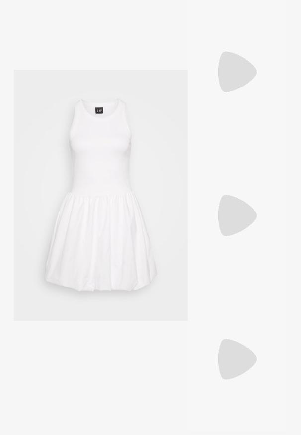 Weißes ärmelloses Kleid mit eng anliegendem Oberteil und schwingendem Rock. Hergestellt aus glattem Stoff, mit einem gerippten Muster und gerafftem Taillenbereich.; Slingback-Sandalen aus weißem Leder mit mehreren breiten Riemen und silbernen Schnallen; flache Sohle mit kleinem schwarzem Absatz und metallischen Akzenten.; Schwarze Lederhandtasche mit rechteckiger Form, ausgestattet mit einem einzigartig geknoteten Griff und einem abnehmbaren Schultergurt. Glatte Oberfläche und minimale Nähte.; Silberne Creolen mit polierter Oberfläche, die kleine goldene Akzentdetails und eine runde Form aufweisen, am Ohrläppchen getragen.
