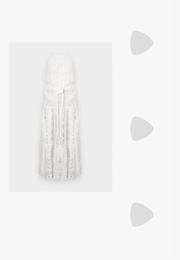 Robe maxi blanche en dentelle, dotée d'un col halter, d'un ourlet volant et d'une ceinture en tissu à la taille. Motifs floraux en dentelle détaillés sur l'ensemble.; Des sandales noires à talons hauts avec des fines lanières au design noué, un bout carré lisse et un talon aiguille élégant.; Sac à main en métal gris clair avec une bandoulière en chaîne, orné de petits clous métalliques ronds et d'un logo de marque triangulaire.; Boucles d'oreilles en argent avec une finition lisse et brillante. Forme arrondie, conception légère, avec un fermoir à tige.