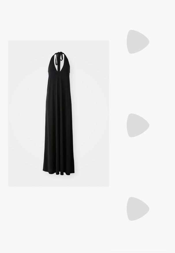 Robe noire à encolure en V profonde, silhouette fluide, faite de tissu doux, avec des liens de cou réglables pour un ajustement parfait.; Chaussure slingback en cuir verni noir avec un embout pointu, des brides de cheville avec des boucles en argent et des éléments en métal, et un talon fin.; Sac à main en métal doré avec un design structuré, texture lisse et bandoulière ajustable. Présente une forme triangulaire unique et des coutures minimalistes.; Boucles d'oreilles dorées présentant des formes texturées et ondulées. Comprend des clips sculpturaux et un design de créoles ouvertes avec une finition martelée.