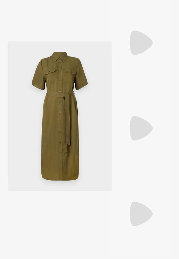 Rochie cămașă khaki, cu mâneci scurte, cu nasturi pe față, două buzunare pe piept, talie cu cureaua, de lungime medie, textură de material neted.; Pantof cu toc mic, cu vârf ascuțit și slingback, realizat din piele netedă, având un design decupat pe lateral pentru respirabilitate.; Geantă de umăr din piele albă cu formă curbată, având un logo "CK" embosat pe partea din față și un singur braț de umăr. Închidere cu fermoar în partea de sus.; Cercei cercei de tip hoop de culoare aurie, cu un design neted și curbat. Fabricate din metal, având un finisaj elegant și închidere cu tijă.