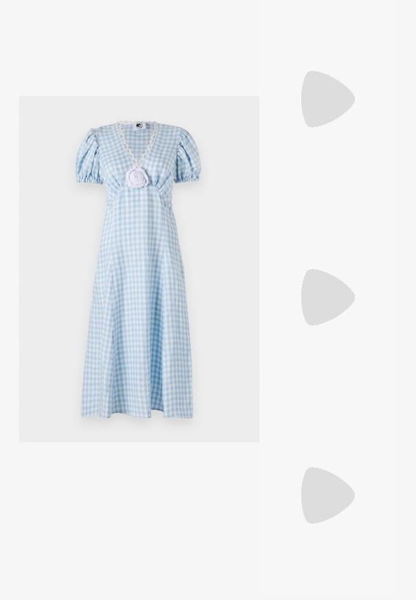 Μπλε καρό φόρεμα με κοντά φουσκωτά μανίκια, V-άνοιγμα και λουλουδάτο διακοσμητικό στη μέση. Περιλαμβάνει δαντέλα γύρω από το άνοιγμα.; Loeffler Randall LEONIE SOFT BALLET FLAT - Μπαλαρίνες με λουράκι στον αστράγαλο - gold; Μαύρα καρέλι�α γυαλιά ηλίου με καφέ φακούς, γωνιακό σχέδιο και φαρδιές «βραχίονες» με ένα διακριτικό λογότυπο. Λείος πλαστικός υφής.; Μπεζ τραπεζομάντηλο με πλέγμα μικρών, ομοιόμορφα κατανεμημένων μαύρων κουκίδων; περιτριγυρισμένο από μια λεπτή μαύρη μπορντούρα. Λείος υφασμάτινος ιστός, ορθογώνιο σχήμα.