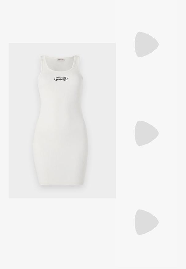 Biała, prążkowana sukienka bodycon z dekoltem w serek i cienkimi ramiączkami, z czarnym wyhaftowanym logo "guess.jeans" na przodzie.; Czarne lakierowane botki za kostkę z zaokrąglonym noskiem, elastycznymi panelami bocznymi i masywnym obcasem blokowym. Posiadają wytłoczone logo z tyłu.; Czarna torebka z dwoma krótkimi uchwytami i odpinanym paskiem na ramię. Gładki materiał przypominający skórę, z zamkiem błyskawicznym i detalem z logo.; Srebrne kolczyki na biglu o gładkim, błyszczącym wykończeniu. O zaokrąglonym kształcie, lekkim designie, z zamknięciem na zatrzask.