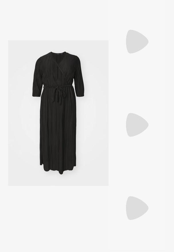 Vero Moda Curve VMCELVY ANKLE DRESS - Rochie maxi - black; Sandale cu toc din piele patent neagră, cu vârful ascuțit și un toc mic bloc, având un accent cu cataramă argintie pe curea.; Geantă din piele neagră, cu o formă curbată, curea detașabilă și accesorii aurii. Geanta are un capac cu un detaliu tip cataramă.; Trei perechi de cercei: cercei cu perle albe mari, cercei tip cerc din aur cu pietre clare și două cercei lungi, drepți, din aur cu detalii strălucitoare.
