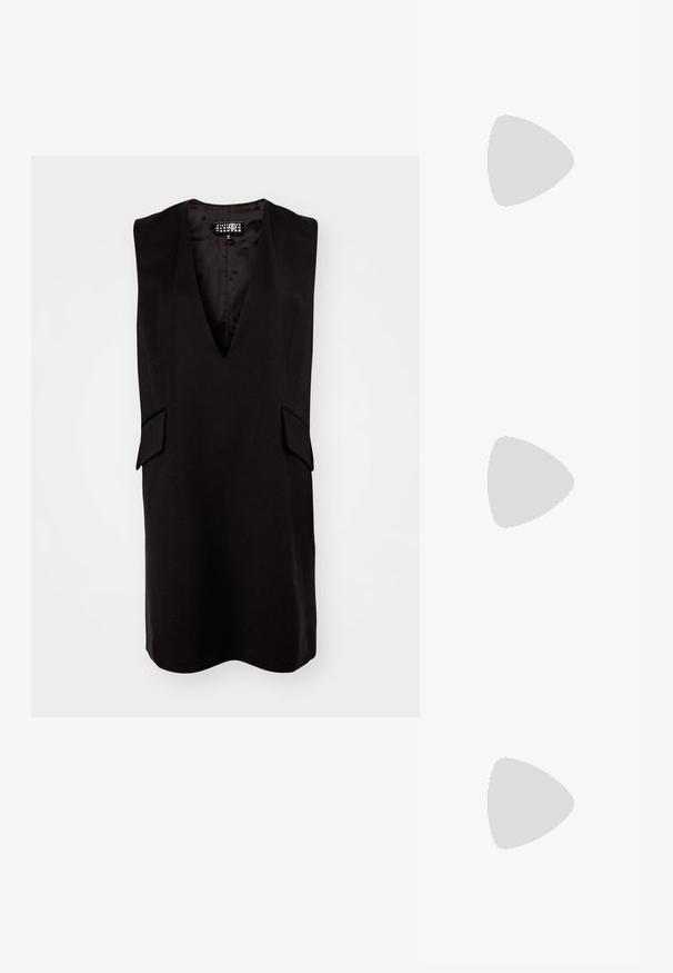 Robe noire sans manches avec un décolleté en V profond, des épaules structurées et des poches latérales. Fabriquée en tissu lisse avec un design minimaliste.; T-shirt noir à manches courtes avec un design à franges sur la poitrine. Les franges sont en matériau texturé, ajoutant de la dimension.; Baskets blanches en cuir et en daim avec une finition lisse, dotées d'un intérieur rembourré, de lacets plats et de détails de couture subtils.; Sac en cuir noir avec un extérieur texturé, une forme froissée unique et une courte poignée. Dispose d'un seul compartiment principal.