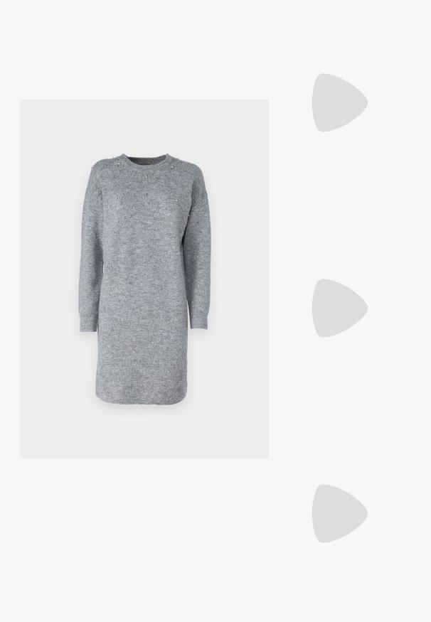 Robe en tricot gris avec un col ras du cou, des manches longues et de subtils embellissements de perles sur les épaules. Texture douce et longueur moyenne.; Chaussure à talon aiguille à bout pointu avec un schema de couleurs argent, or et nude. Fini brillant avec un design découpé, dotée d'un talon stiletto.; Pochette en métal argenté avec une forme douce et arrondie et un fermoir en haut noué. Fabriquée en simili cuir lisse.; Boucles d'oreilles en argent en forme de créoles avec un design torsadé, dotées d'une finition polie et d'une fermeture à poussoir. Mesurent environ 3 cm de diamètre.