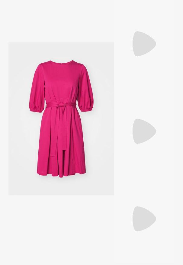 WEEKEND MaxMara JUMBO - Dzsörzéruha - fuxia; Fekete bőr magassarkú cipő, hegyes orral és kerek, gömbölyű sarokkal. Simább textúrával, elegáns, minimalista dizájnnal.; Barna bőr kézitáska, amelynek strukturált formája van, egyetlen felső fogantyúval és levehető vállpánttal. Aranyszínű fém részletezés.; Fém fülbevalók, melyeken összefonódott arany és ezüst gyűrűk találhatóak, egy átlátszó kubikus zirkónia kiegészítéssel és egy struktúrált sávval az egyik gyűrűn.