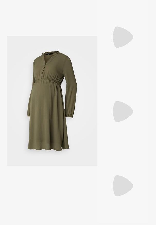 Vero Moda Maternity VMMAYA V NECK DRESS - Dnevna obleka - kalamata; Črne gležnjarje iz sijočega materiala s kvadratnim prstom in zoženim peto, postavljene na sijoče srebrno oblazinjeno ozadje.; Črna usnjena torba z dvema dolgima ročajema, gladko teksturo in strukturirano obliko. Ima sprednji žep za dodatno shranjevanje.; Srebrne obročaste uhane z gladko, sijočo površino. Zaobljena oblika, lahka zasnova, z zapiranjem na zatič.