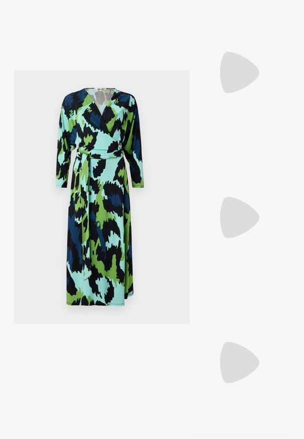 Rochie înfășurată cu un imprimeu îndrăzneț, prezentând modele abstracte în verde, albastru și negru. Realizată dintr-un material moale, cu mâneci lungi și curea de legat.; Balerini din piele neagră, cu vârf rotund, textură netedă, detalii de cusătură minimale și un design al tălpii flexibil.; Geantă din piele neagră în formă de jumătate de lună, cu accente din metal auriu, având un închidere cu fermoar. Purtați-o în diagonală peste un pulover gri.; Cercei cu tija aurie, cu un design răsucit. Fiecare cercel are un fundal circular transparent pentru o purtare sigură.