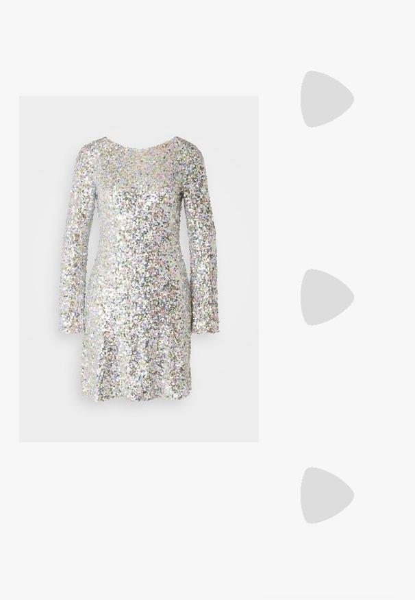 Fénylő ezüstszínű ruha hosszú ujjal, teljesen színes flitterekkel borítva, kerek nyakkivágással és rövid hosszal.; Fekete, hegyes orrú, slingback cipő alacsony sarkával, sima bőrből készült, oldalt kivágott deisgnal a légáteresztőképesség érdekében.; Fekete bőr válltáska puha tapintással, háromszög alakú, állítható pánttal, világoskék csíkos inggel és fehér nadrággal párosítva.; Ezüst karika fülbevalók sima, ívelt formával. Fényes fémes felülettel és tűs zárral rendelkeznek. Nincsenek látható minták vagy kiegészítők.