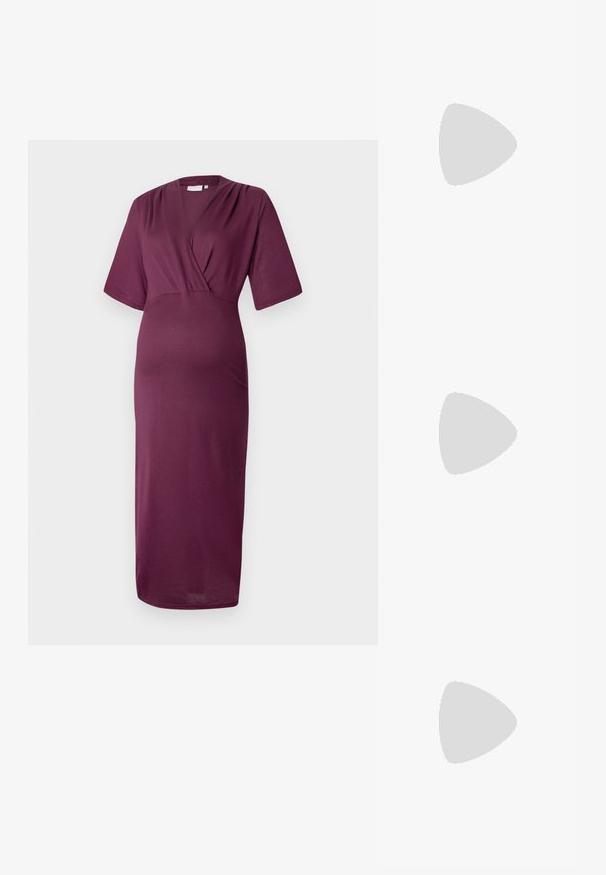 Sukienka z dekoltem w serek, krótki rękaw w głębokim burgundzie. Wykonana z miękkiego, elastycznego materiału. Design z dopasowaną górą i zwiewnym dołem.; Czarne lakierowane buty typu slingback z ostrym noskiem, paskami na kostkach z srebrnymi klamrami i elementami metalowymi oraz smukłym obcasem.; Złota metaliczna torebka o strukturalnym designie, gładkiej powierzchni i regulowanym pasku. Charakteryzuje się unikalnym trójkątnym kształtem i minimalistycznym przeszyciem.; Złote kolczyki w odcieniu, prezentujące teksturowane, faliste kształty. Zawierają rzeźbiarskie klipsy i otwarty projekt kółek z młotkowanym wykończeniem.