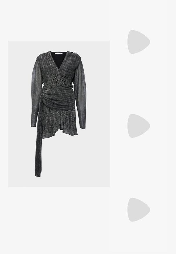 Svart, glittrande klänning med V-ringning, samlade detaljer, långa genomskinliga ärmar och en asymmetrisk nederkant. Strukturerad tyg med lyster.; Svart patentläder slingback högklackade skor med spetsig tå, justerbar ankelsnodd och en måttlig blockklack. Slät yta med glansig finish.; Svart läderhandväska med rund form, mjuk textur och ett knuthandtag med detaljer i guldfärg. Dragkedjestängning.; Ett par oregelbundna ovalformade örhängen i guldtonad metall med en strukturerad, något hamrad yta på en vit bakgrund.