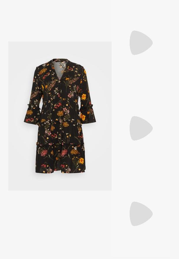 Črna obleka s cvetličnim vzorcem, ki ima oranžne, rožnate in rumene cvetove. Ima V-izrez, naborke na rokavih in večplastno zasnovo krila.; Beige ravne sandale z več tankimi trakovi in nastavljivim zaponcem. Podplat je raven z rahlo temnim kontrastom na robu.; Črna usnjena torbica s ukrivljeno obliko, z odstranljivo naramnico in zlatimi dodatki. Torbica ima pokrov s podrobnostmi v obliki zaponke.; Zlati prstan z teksturiranim, valovitim dizajnom, ki ima tri izrazite vrhove. Gladka, sijoča površina z odprtim pasom za prilagodljivo prileganje.