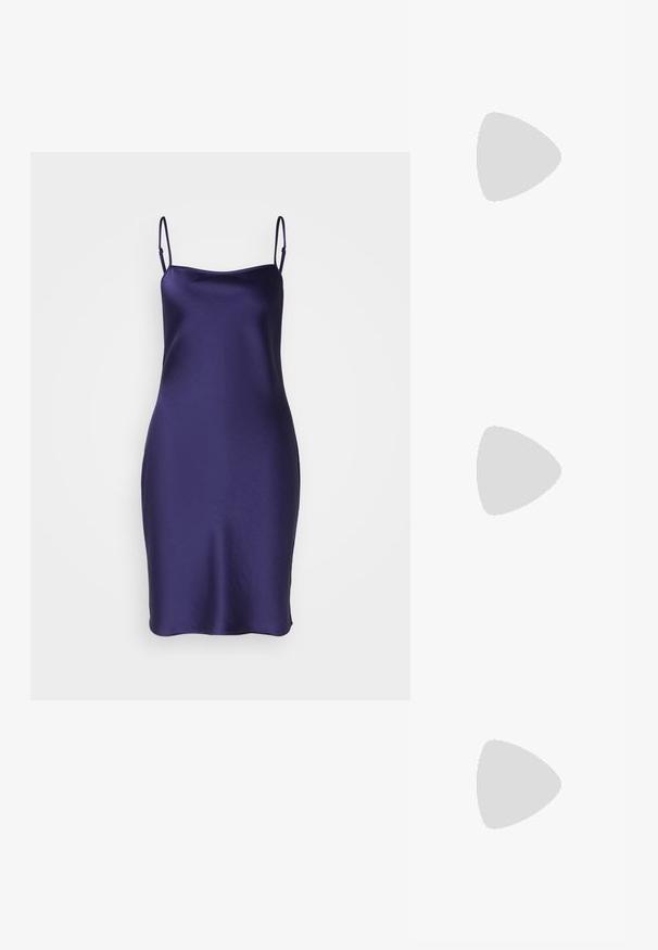 Samsøe Samsøe SAOLIVIA SHORT DRESS - Kokteilinė suknelė / vakarėlių suknelė - astral aura; Bežiniai odiniai sandalai su kryžminiais dirželiais, mažu kulnu ir juodais akcentais. Lygi tekstūra ir minimalistinis dizainas.; Austo pynimo šiaudinio rankinio krepšio su kreiviu siluetu, su glotnia juoda odine rankena ir atitinkamu mažu maišeliu, pritvirtintu prie riešo juostos.; Sidabriniai auskarai įsukto žiedo dizaino, su tekstūruotu paviršiumi ir briaunotu akcentu, pritvirtinti su užsegimu ant kotelio.