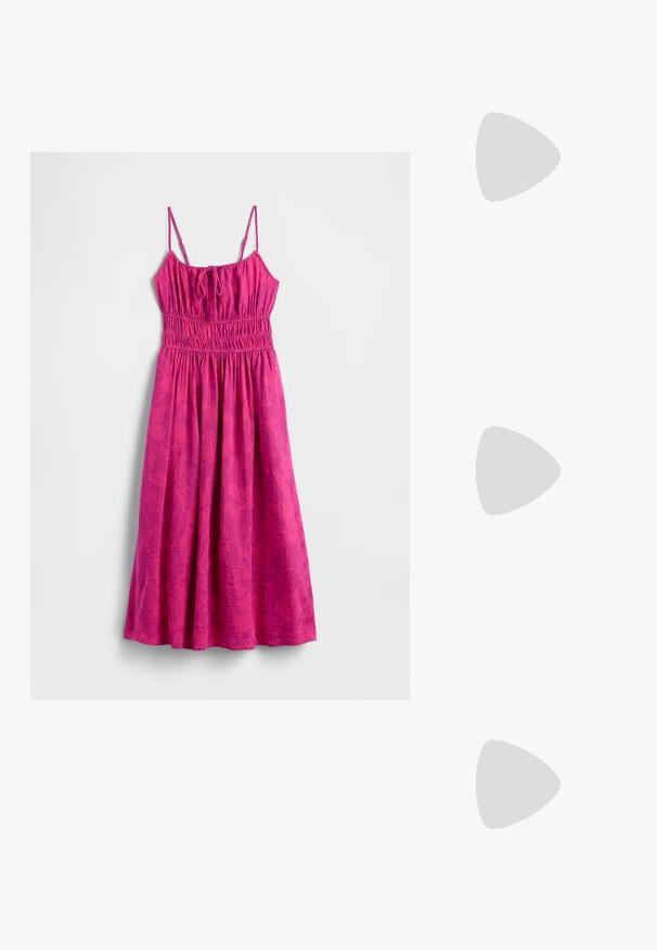 Ružové plážové šaty s tenkými ramienkami, naštieptaným živôtikom a prúdiacou sukňou. Obsahujú jemný vzor listov pre pridanie textúry.; Strieborné metalické sandále na podpätku s nízkym podpätkom, s krížovými remienkami a hladkým povrchom. Minimalistický dizajn.; Čierna kožená kabelka s zaobleným tvarom, odnímateľným popruhom a zlatými doplnkami. Kabelka má klopu s detailom s prackou.; Náušnica zo zlato sfarbeného kovu s plynulým, zakriveným dizajnom. Na jednom konci je malý, výrazný strieborný akcent.