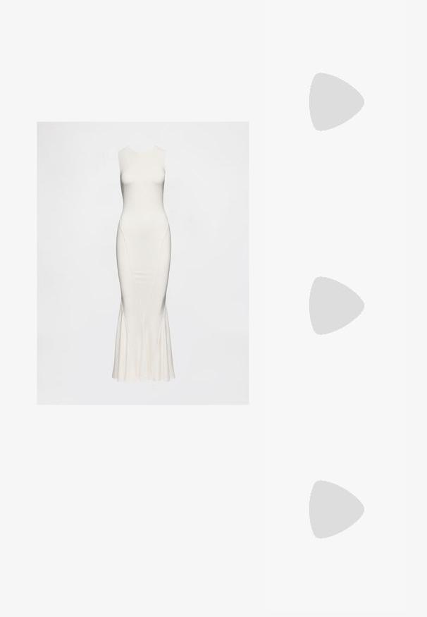 Rochie albă fără mâneci, realizată dintr-un material fin. Prezintă un corset ajustat și o tiv flared cu cusături laterale subtile. Siluetă lungă și elegantă.; Pantofi stilați cu vârful ascuțit, din piele crem, cu partea superioară transparentă și strasuri dispersate. Talpă moale pentru confort, design minimalist.; Ochelari de soare din material țestoasă cu lentile degrade maro, formă rotundă și accente metalice aurii pe brate.; Geantă de umăr din piele bej, cu detaliu în formă de fundiță, accesorii aurii și o curea ajustabilă, purtată peste o jachetă verde matlasată.