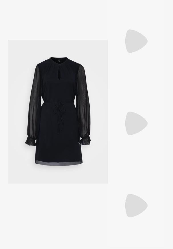 Melna kleita ar atslēgas caurumu kaklā, garām caurspīdīgām plīsētām piedurknēm, pieguļošu vidukli un taisnu apakšmali. Izgatavota no mīksta auduma ar gludu tekstūru.; Melnas strappy sandales ar kvadrātveida purngaliem un zemu bloku papēdi. Ievērojamas ar vairākiem plāniem siksniņām un regulējamu potītes siksniņu. Izgatavotas no gludas ādas.; Melnas ādas somiņa ar gludu tekstūru, strukturētu formu, divām rokturām un izteiktu sudraba sprādzi priekšpusē.; Sudraba divu joslu gredzens ar gludu, pulētu virsmu. Iezīmējas ar plūstošu, izliekta dizaina struktūru ar pārklājošām sekcijām modernam izskatam.