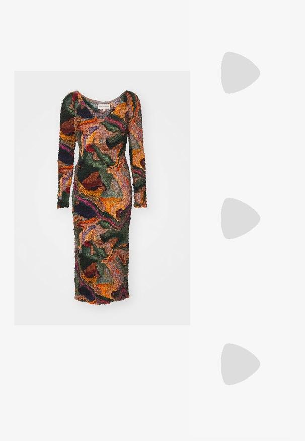 Robe colorée à manches longues avec un motif floral texturé, présentant des nuances de vert, orange, bordeaux et marron. Silhouette ajustée.; Chaussure slingback en cuir noir avec un bout pointu et un capuchon métallique doré. Présente un design découpé et un talon fin avec une sangle ajustable.; Un gilet gris court avec des boutons, associé à un pantalon blanc à jambes larges et des chaussures plates noires. Accessoirisé avec un petit sac à franges en argent.; Boucles d'oreilles en ton or avec plusieurs chaînes en cascade, présentant des accents en strass ovales transparents et des dessus à clous décoratifs.