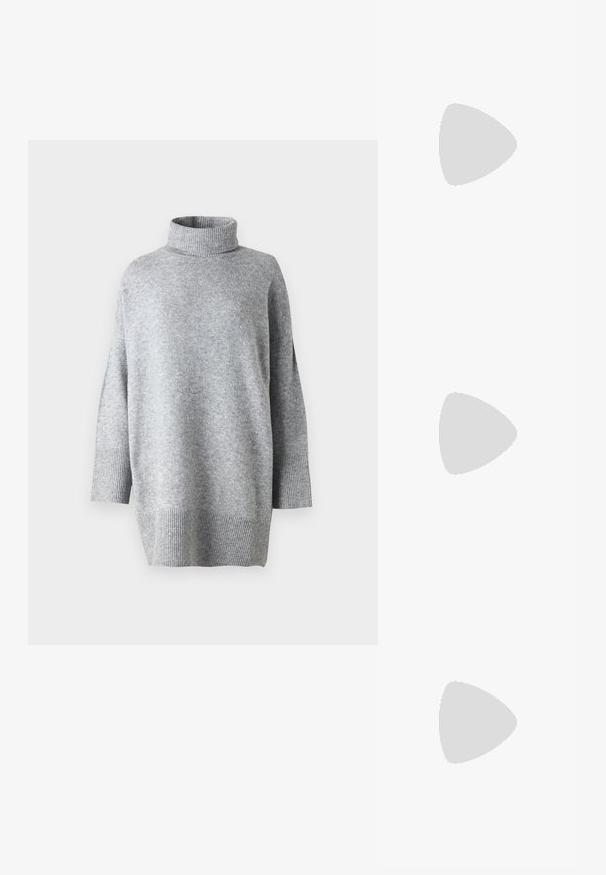 Maglione grigio a collo alto realizzato in tessuto a maglia testurizzata, con maniche tre quarti e polsini a costine, dalla vestibilità rilassata e con spacchi laterali.; Stivali da cowboy in pelle marrone con punta affusolata e tacco a blocco, caratterizzati da dettagliati ricami e accenti rialzati sul gambale.; Borsa a mano in pelle nera con patta e dettaglio in metallo dorato. Include una tracolla nera e un design elegante e minimalista.; Orecchini a cerchio in argento con un design torciglionato, caratterizzati da una finitura lucida e chiusura a perno. Misurano circa 3 cm di diametro.