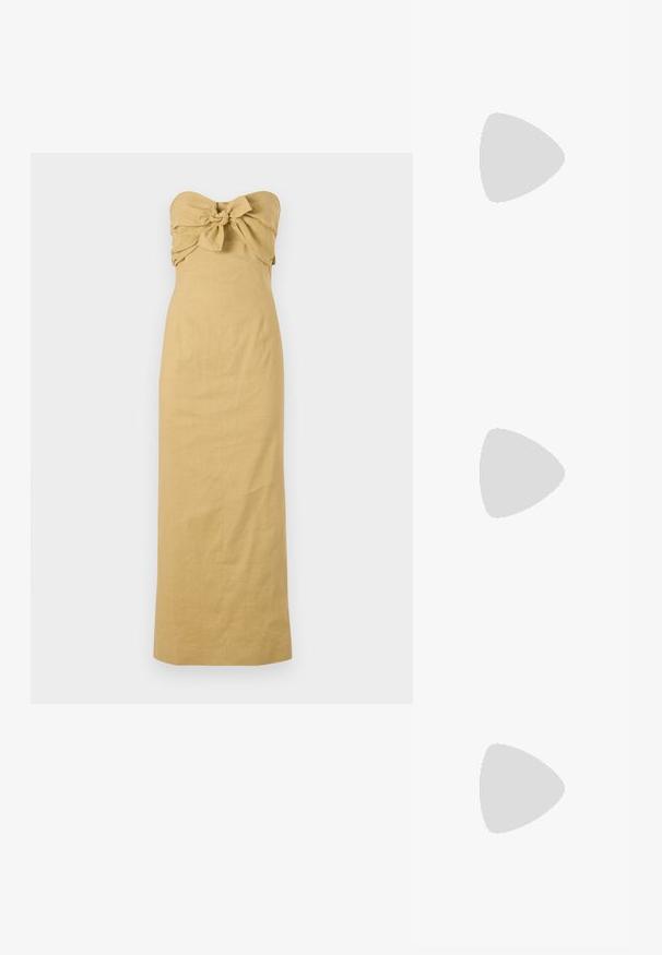 Ujj nélküli, világosbarna vászon hosszú ruha, amelynek a melle alatt masnis részlete van, és egyenes vonalban folyik a bokáig.; Fekete lakk bőr, hegyes orrú slingback cipő, boka pántokkal, ezüst csatokkal és hardverelemekkel, valamint karcsú sarkú.; Fekete bőrtáska ívelt formával, levehető pánttal és arany színű fémrészekkel. A táskán egy csattal díszített fedél található.; Aranyszínű fülbevalók, texturált, hullámos formákkal. Tartalmazza a szobrászati klipszes studokat és az open hoop kialakítást, kalapácsos felülettel.