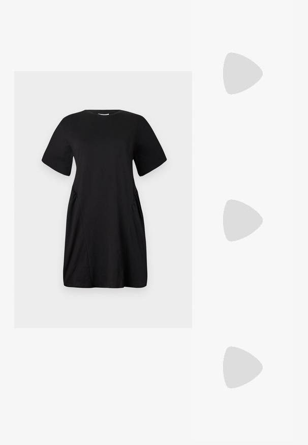 Zwarte jurk met korte mouwen van katoen. Heeft een ontspannen pasvorm met geplooide zijnahts. Soepele textuur en ronde halslijn.; Zwarte gepatineerde leren slingback schoenen met een spitse neus, zilveren hardware detail en een lage blokhak. Gladde, glanzende textuur overal.; Zwarte leren handtas met een gebogen vorm, afneembare schouderband en gouden hardware. De tas heeft een klep met een gespsluiting.; Zilveren druppeloorbellen met een vierkante stud, voorzien van een gladde, gepolijste afwerking en een druppelvorm, die het licht weerspiegelt met een glanzend oppervlak.