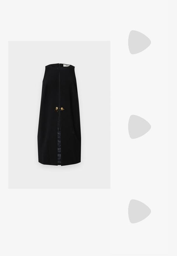 Vestido preto sem mangas com gola alta, apresentando um fecho de correr frontal e detalhes em dourado perto da bainha. Tecido de textura suave, design até aos joelhos.; As sandálias de salto alto pretas apresentam tiras finas com um design em nó, uma biqueira quadrada lisa e um elegante salto agulha.; Bolsa metálica cinza claro com uma alça de corrente, adornada com pequenos rebites metálicos circulares e um logótipo triangular da marca.; Brincos de argola prateados com um acabamento suave e brilhante. Forma arredondada, design leve, com fecho de pino.