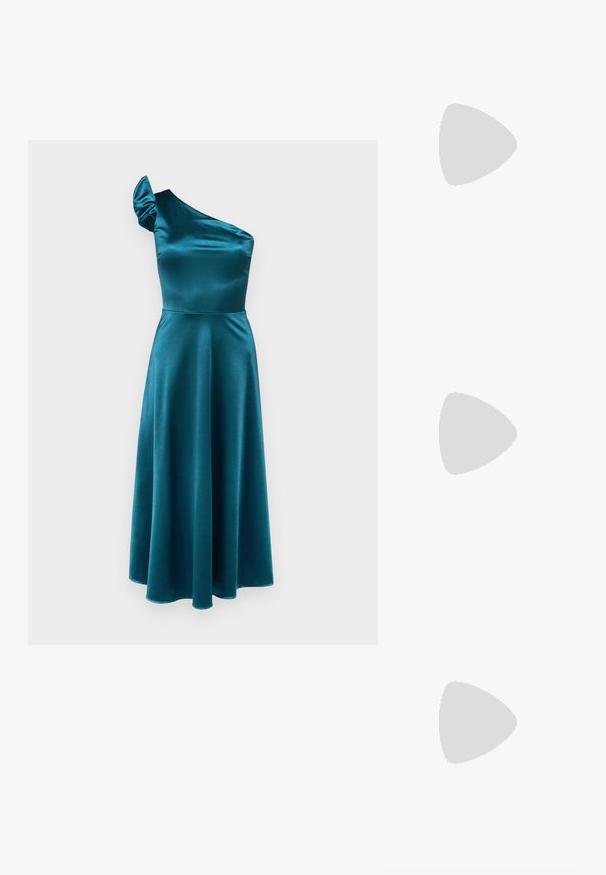 Haljina od tealne satenske tkanine s jednim ramenom, skupljenim rukavom, uskim korzetom i lepršavom A-line suknjom. Glatka tekstura, srednja dužina.; Bijela slingback peta s oštrim vrhom, glatkim gornjim materijalom, niskom blok peta te dizajnom s bočnim izrezom i podešivom kopčom.; Ok Runde sunčane naočale s tamnim staklima i zlatnim okvirom. Model nosi svijetloplavi rebrasti kardigan s gumbima i kontrastnim bijelim rukavima.; Michael Kors novčanik na zapešću u bež premazanoj tkanini s ponavljajućim uzorkom MK loga, zlatnim hardverom i odvojivim lancem za nošenje.