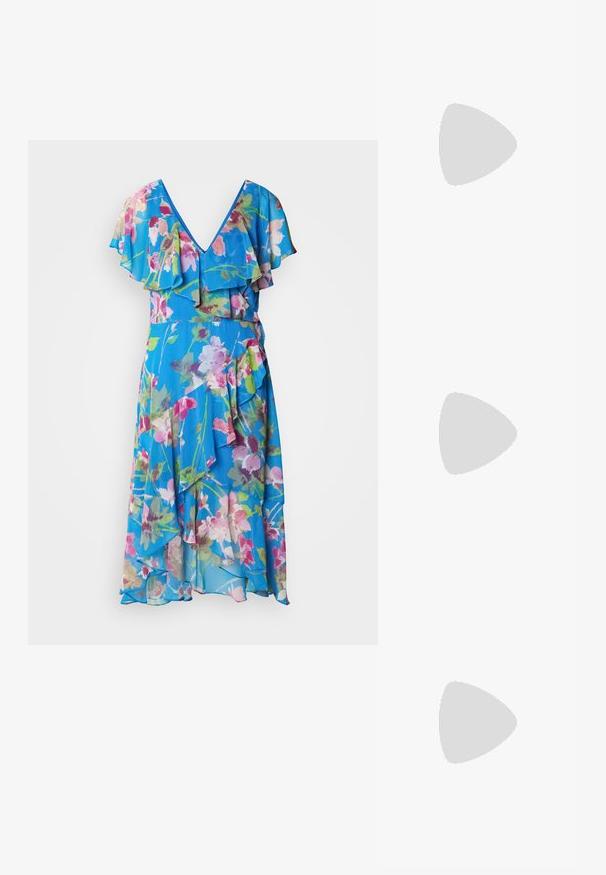 Blommönstrad klänning med V-ringning, volangärmar och en svängig silhuett. Tillverkad av lätt tyg i nyanser av blått, rosa och grönt.; Svart slingback högklackad sko med spetsig tå, slät lädertextur och en guldfärgad spänneaccent på remmen.; Svart läderhandväska med en texturerad yta, utrustad med två ovandelar, en avtagbar axelrem och en detalj med silverlås.; Ett par polerade silverfärgade halvmåne-hoopörhängen med gångjärnslock på en vit bakgrund.