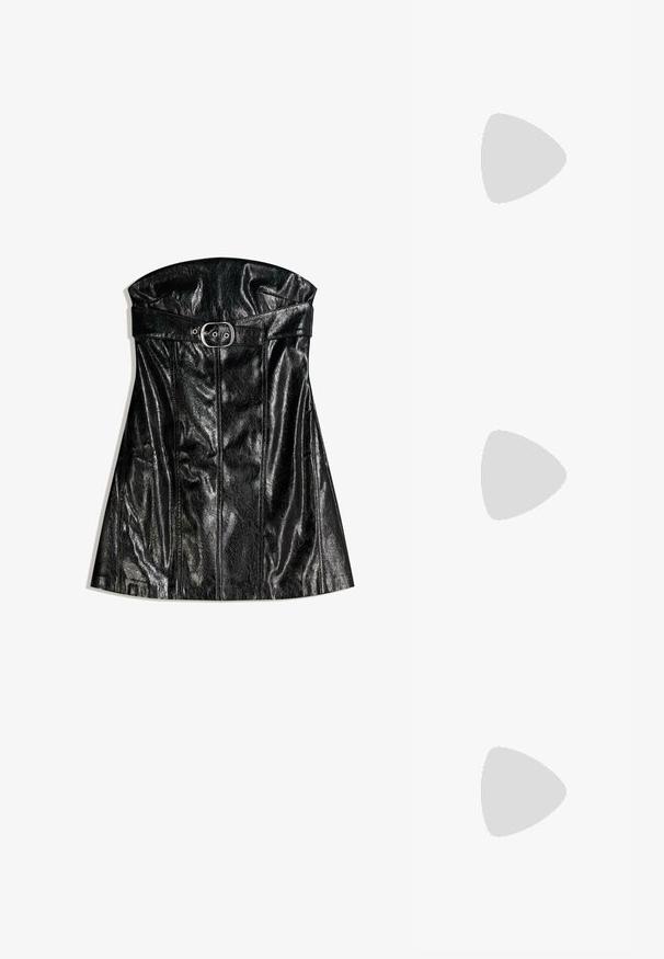 Čierne kožené šaty bez ramienok, s opaskom v oblasti pása a vertikálnymi švami, ktoré zvýrazňujú ich štruktúrovaný strih.; Čierne lakované kožené slingback topánky s špicatou špičkou, remienkami okolo členku s striebornými prackami a hardvérom, a štíhlým podpätkom.; Čierna kožená kabelka s zaobleným tvarom, odnímateľným popruhom a zlatými doplnkami. Kabelka má klopu s detailom s prackou.; Zlaté kruhové náušnice, štyri kusy, hladký povrch, zaoblený dizajn, rôzne veľkosti, s pántovým uzáverom pre jednoduché nosenie.