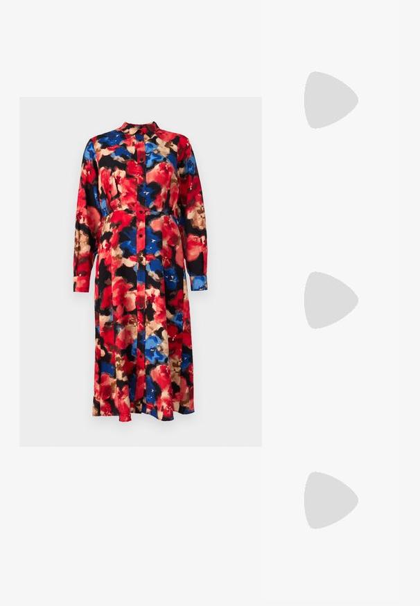 Vestido con patrón floral, de mangas largas, con botones en la parte delantera y cuello. Presenta colores rojo, azul, beige y negro, y una silueta fluida.; Zapato blanco de tacón alto en material suave con punta afilada y correa en el tobillo. Presenta un interior de color beige claro y acentos en tono dorado.; Bolso negro con forma estructurada, textura suave y un cierre metálico. Combinado con pantalones anchos negros y sandalias de dedo en un suelo de madera.; Pendientes en tono plateado con un diseño de aro retorcido, que presentan una superficie texturizada y detalles acanalados, asegurados con un cierre de pua.