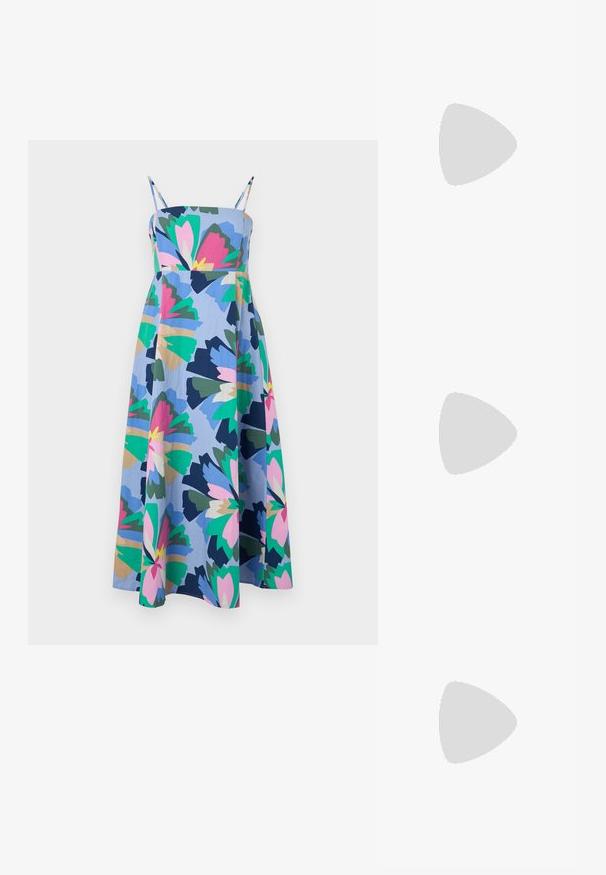 Färgguldig, klänning av medellängd i lätt tyg. Har en blå bas med stora blommönster i rosa, grönt och marinblått. Justerbara axelremmar.; Guld, metalliska slingback-klackar med spetsig tå och chunky klack. Slät textur, minimalistisk design och en smal rem.; Guldfärgad metallhandväska med en strukturerad design, slät textur och justerbar rem. Har en unik triangulär form och minimalistisk sömnad.; Örhängen i guldton med texturerade, vågiga former. Inkluderar skulpturala clip-on-stift och öppen hoop-design med hamrad finish.