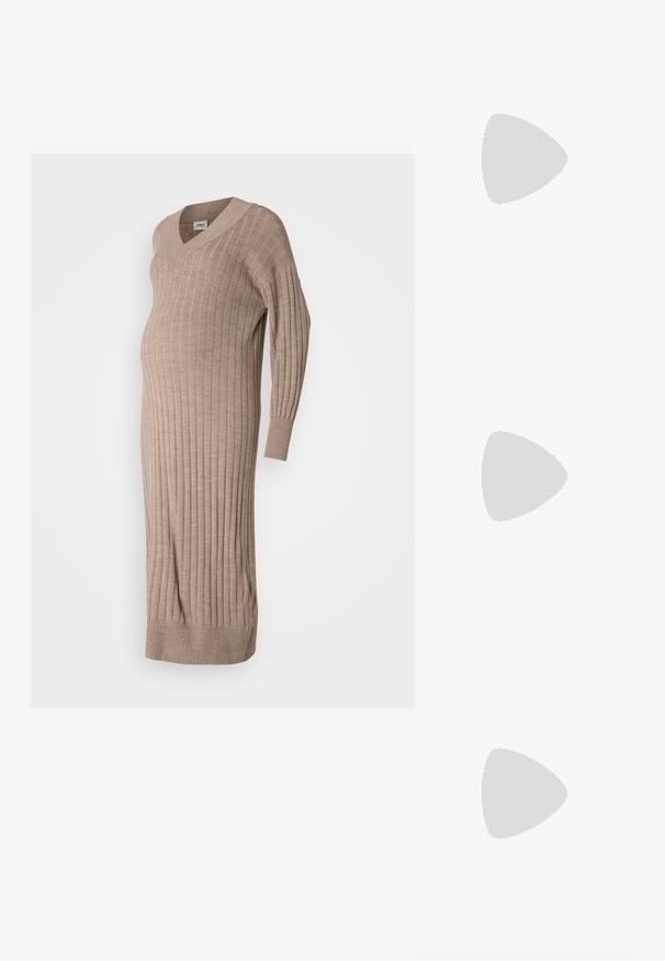 Vestido de maternidade de malha em bege, com decote em V, mangas longas, textura canelada e um corte descontraído pensado para proporcionar conforto durante a gravidez.; Sandálias prateadas de salto alto com dedos à mostra, apresentando duas tiras largas e um salto bloco arredondado. Textura suave com acabamento metálico.; Óculos quadrados de plástico transparente com lentes translúcidas, apresentando detalhes em dourado nas hastes.; Bolsa tote de couro preta com textura suave, forma estruturada, duas alças e um destaque prateado proeminente na parte da frente.