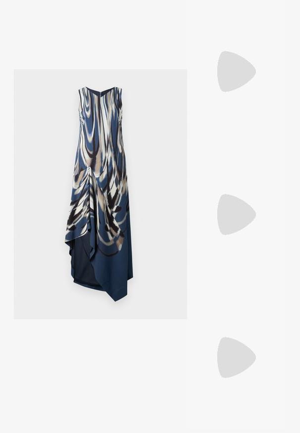 Ärmlös, knälång klänning i blå, krämfärgad och brun abstrakt tryck. Har draperad front, V-ringning och asymmetrisk nederkant. Slät tyg.; Svarta högklackade sandaler har tunna remmar med en knuten design, en slät fyrkantig tå och en smal stilettklack.; Ljusgrå metallisk handväska med kedjestropp, prydd med små cirkulära metallnitar och en triangulär logotyp.; Silverfärgade hängande örhängen med en slät, blänkande yta. Rundad form, lätt design, med ett stift- och bakstängning.