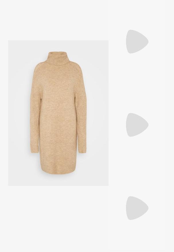 Pull à col roulé beige, texture tricot douce, coupe décontractée, manches longues et design légèrement oversized.; Sandales à talons vernies noires avec un bout carré, des sangles autour de la cheville et des boucles en argent. Dotées d'un talon bloc épais pour plus de stabilité.; Lunettes en écaille de tortue marron avec des verres ovales, des branches fines et des accents transparents. Présente un logo subtil sur la branche. Design élégant et léger.; Sac à main en cuir noir avec une forme courbée, bandoulière amovible et des accessoires en or. Le sac est doté d'un rabat avec un détail de boucle.