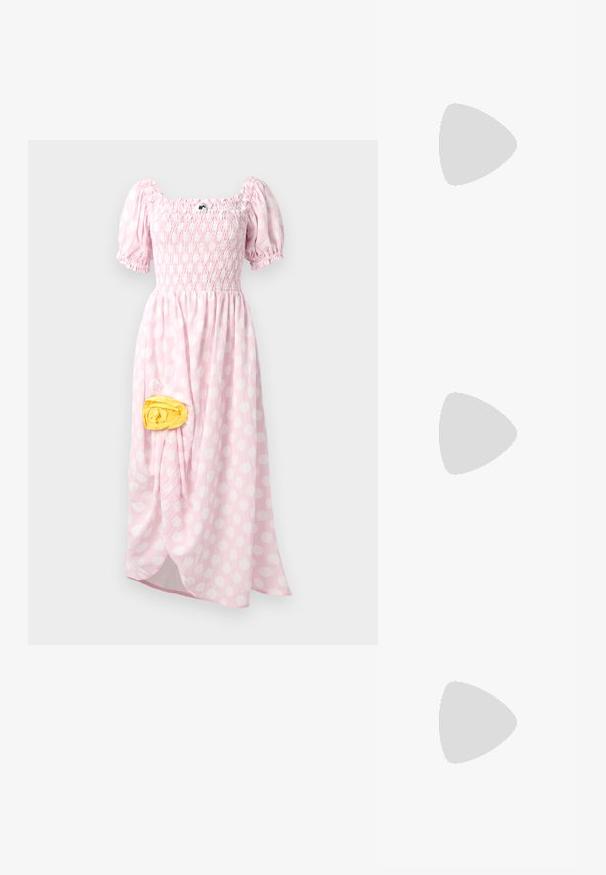 Maxi kjole i lys pink med hvide prikker, smocket overdel, korte puff ærmer og en gul stofdetalje på siden.; Sort lædersandal med spids tå, dekorative stropper med metaløjer og en lav blokhæl. Struktureret overflade.; Loeffler Randall CHARLEE FLAP  - Clutches - black; Perleblomsterøreringe med gyldne accenter. Hver petal har små, runde perler arrangeret i et blomstermønster med hængende perledetaljer.