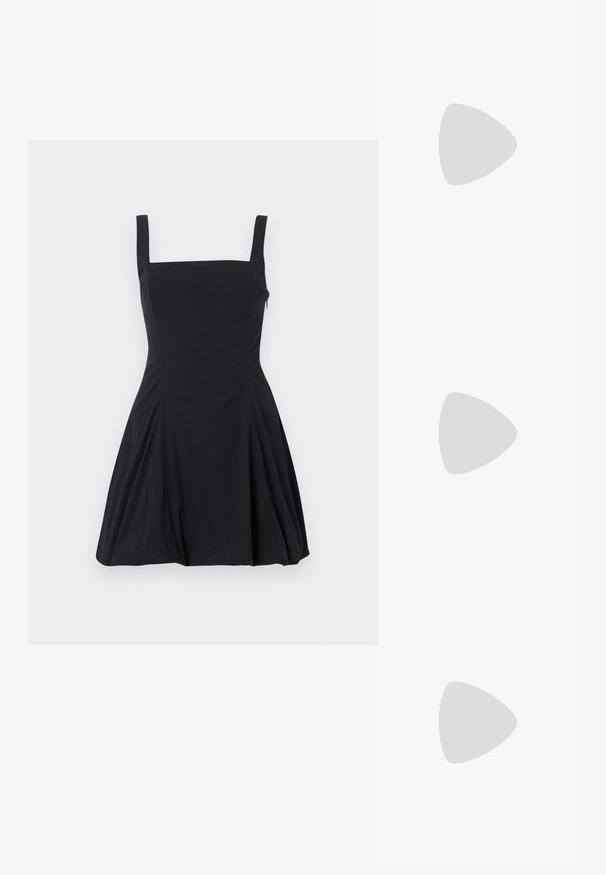 Svart ermeløs kjole med firkantet hals, tettsittende liv og flagrende skjørt. Laget av myk stoff, har sømdetaljer.; Svart skinnsandale med vridd overdesign, firkantet tå og lav blokkhelle, med en glatt tekstur og minimalistisk stil.; Skilpaddeskall solbriller med blå linser, som har en rund ramme og tynne stenger, og fremhever en glatt tekstur og subtile designdetaljer.; Svart vevd tote bag med lange håndtak, som har en avtakbar svart veske med et gulllogo, teksturert overflate og åpen design.